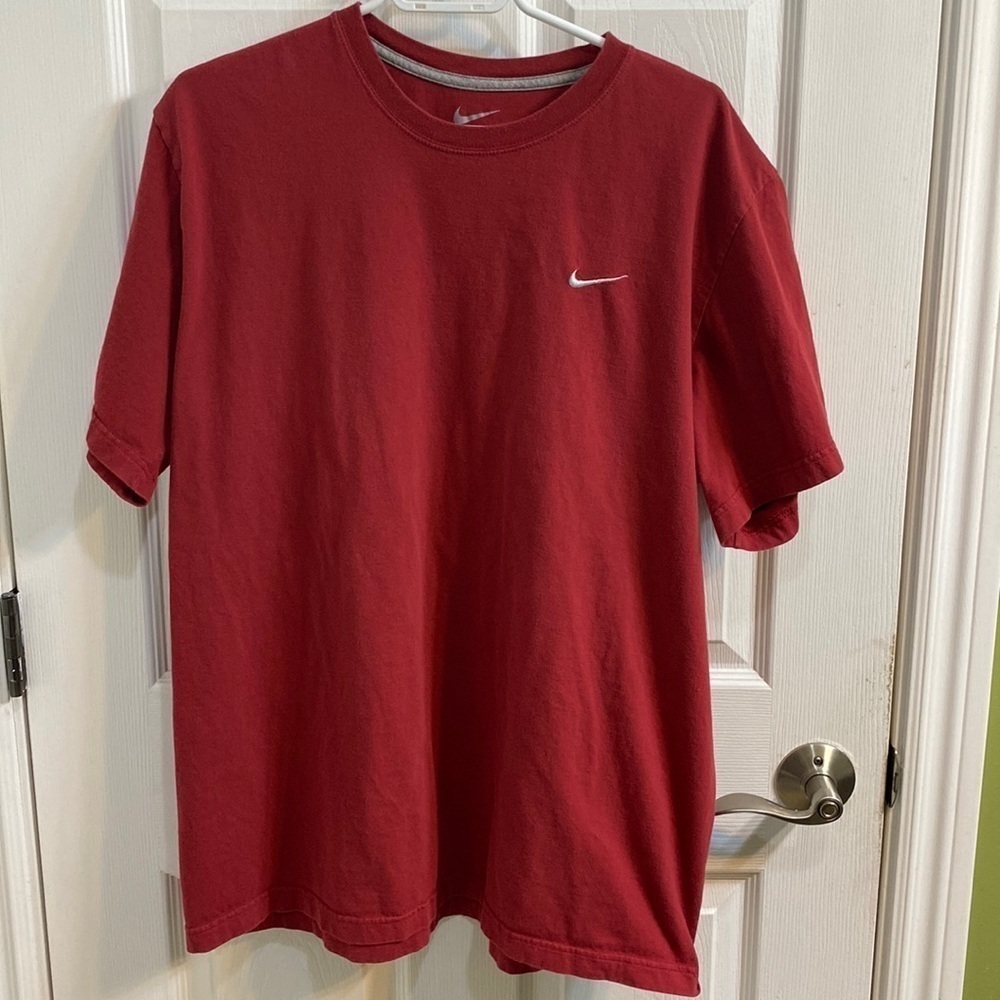 Nike Men’s Red Tee Shirt Embroidered Swoosh Logo Size XXL Casual Workout Gym